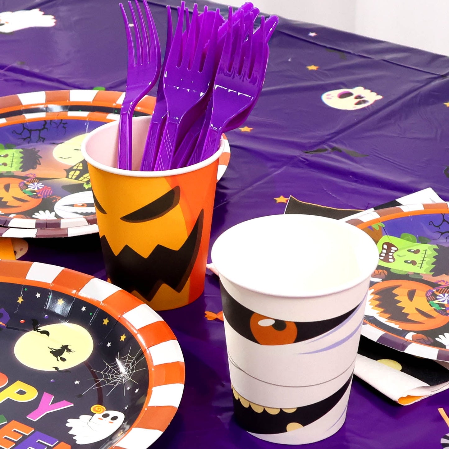Ayieyill Halloween Party Supplies Set for 24 Guests, 170PCS Halloween Tableware Kit for Party Decoration, Disposable Plates, Cups, Napkins and Tablecloth